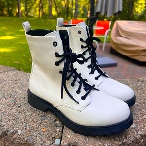 Time and Tru White and Black Lace Up Combat Chelsea Festival Boots Size 8.5